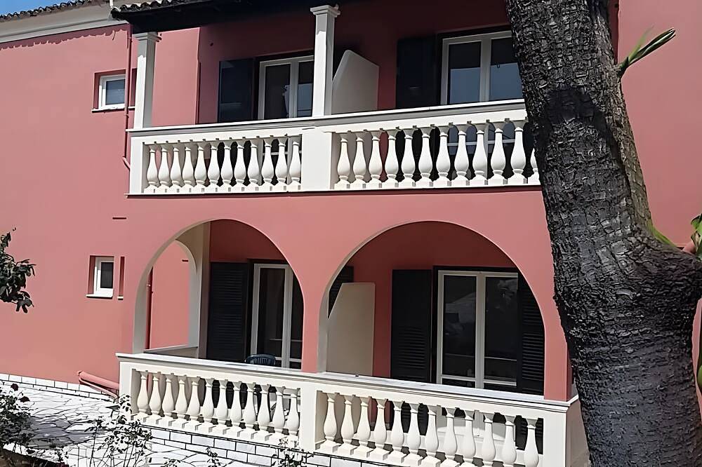 Comfy Stay Gouvia – Studio 4: Central Studio with Pool Access & Balcony in Corfu