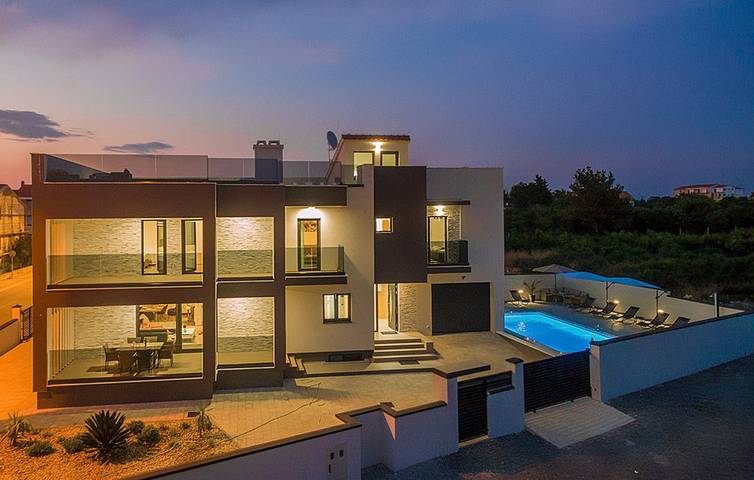 Villa für 12 Personen, mit Terrasse und Whirlpool in Zadar (Kommun)