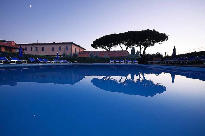 Appart’hôtel pour 5 personnes, avec bassin pour enfant et piscine ainsi que vue et jardin, animaux acceptés