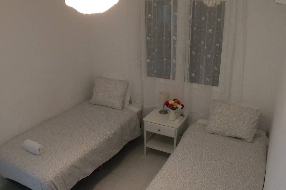 Una casa adosada en un pequeño desarrollo privado con piscina y jardines compartidos. in Las Marinas, Dénia