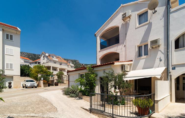 Gîte pour 6 personnes, avec jardin à Bol - 2