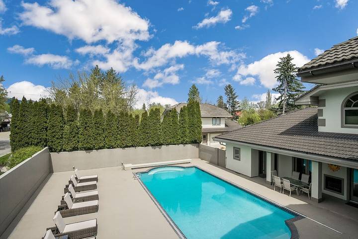 Vacation rental for 16 people, with hot tub and yard in Lake Pend Oreille