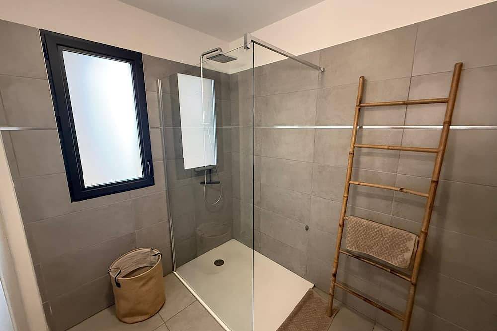 Appartamento intero, Apartment in Furiani close to all amenities in Furiani, Capo Corso