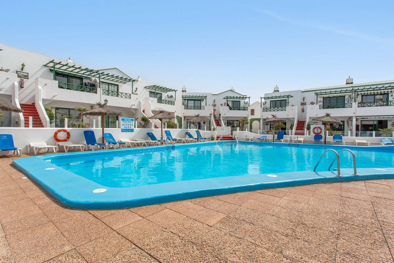 Apartamento entero, Vacaciones 'Clara' con piscina compartida, terraza privada y Wi-Fi in Los Pocillos, Tías