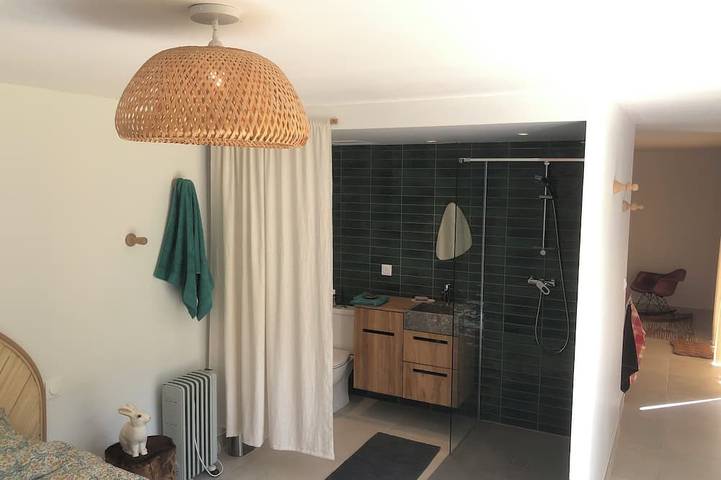 Gîte pour 2 personnes, avec jardin ainsi que terrasse et piscine à Cuges-les-Pins - 4