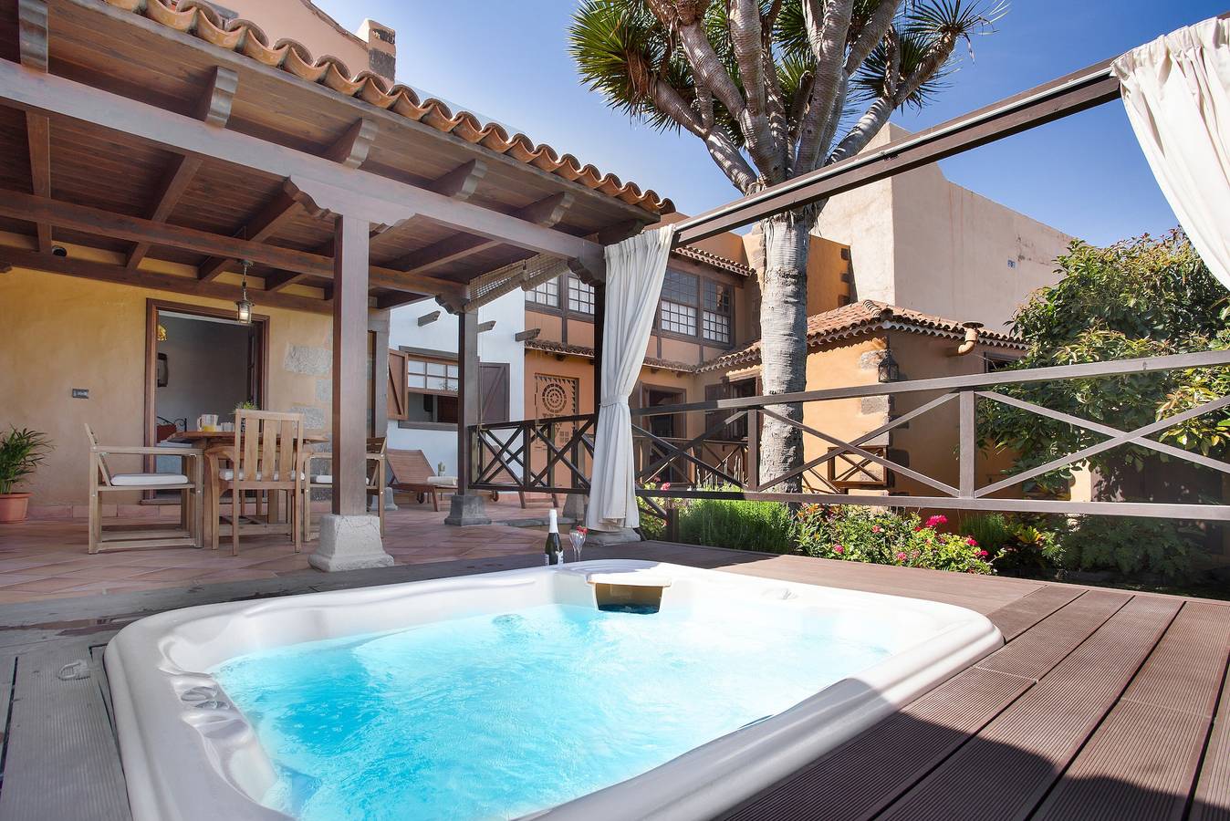 Casa de vacaciones 'La Casona De La Rambla' con vistas al mar, jardín privado, bañera de hidromasaje in San Juan de la Rambla, Tenerife Norte