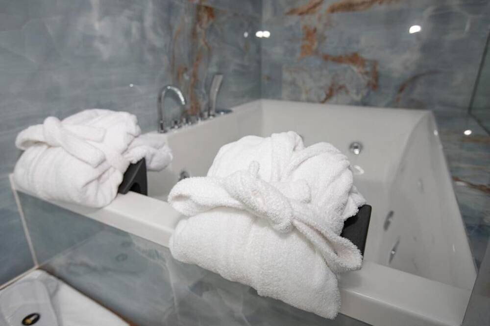 4 Rooms Rosario - Camera Matrimoniale con Vasca Idromassaggio in Catania, Catania e dintorni