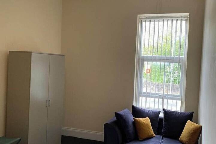 House 2 bedrooms Sleeps 4 with Parking in Bolton, Greater Manchester