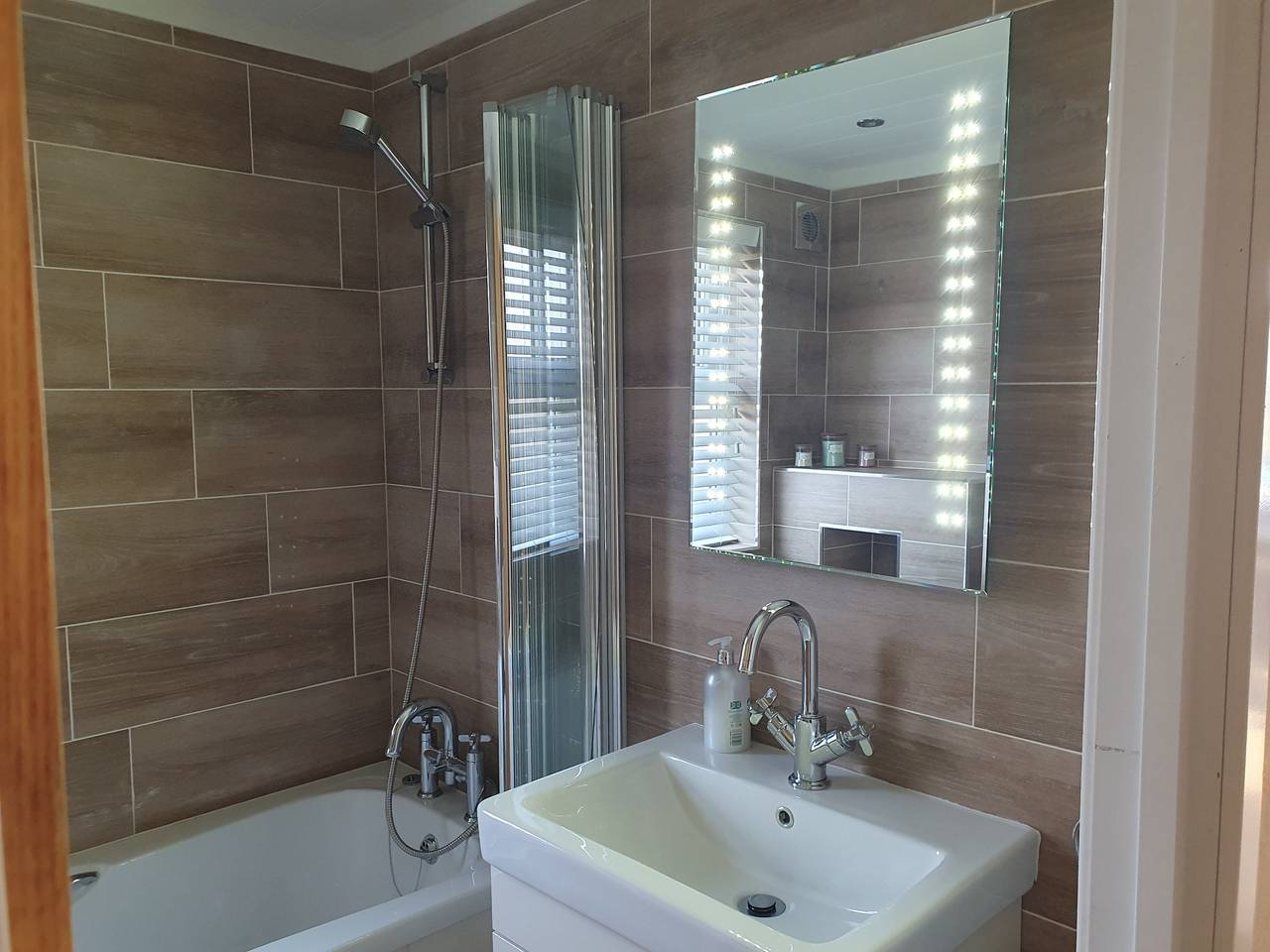 Routh 2-Bed Luxury Lodge, Hot Tub & Lake View in Routh, East Riding of Yorkshire