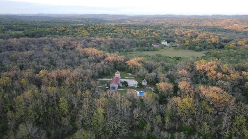 Location de vacances pour 8 personnes, avec Terrasse et Jardin ainsi que Piscine et Vue à Crégols