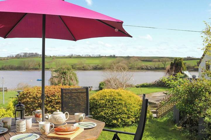 Cottage for 4 people, with garden, with pets in St Dogmaels