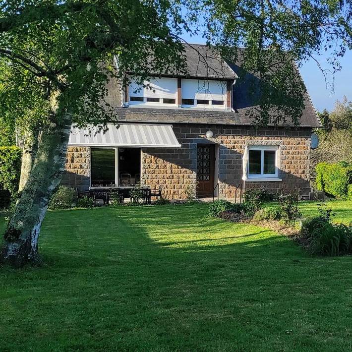 Location de vacances pour 8 personnes, avec Terrasse ainsi que Jardin et Vue à La Lucerne-d'Outremer