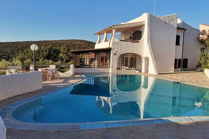 Villa pour 10 personnes, avec Balcon ainsi que Jacuzzi et Jardin dans Cala Lunga Sant'Antioco