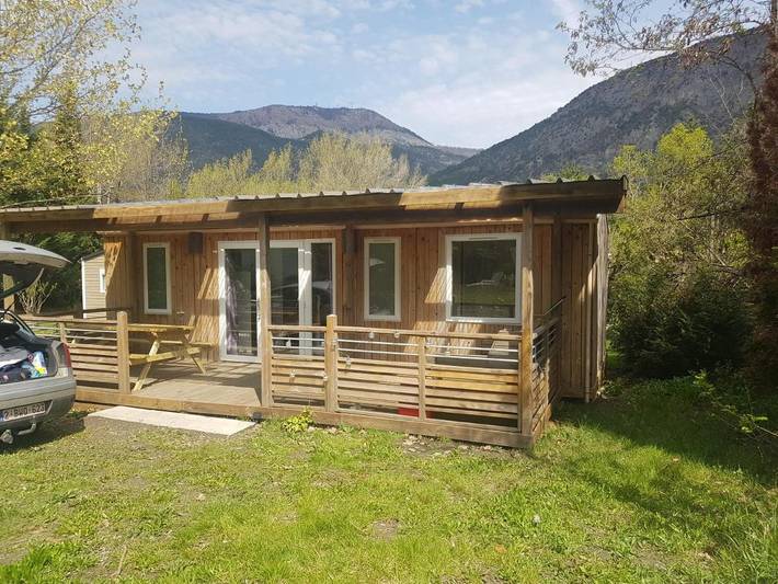 Camping pour 6 personnes, avec vue ainsi que terrasse et piscine