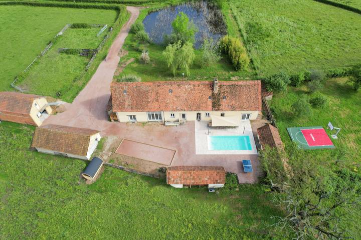 Ferienhaus für 30 Personen, mit Whirlpool und Sauna sowie Terrasse und Garten, mit Haustier in Allier