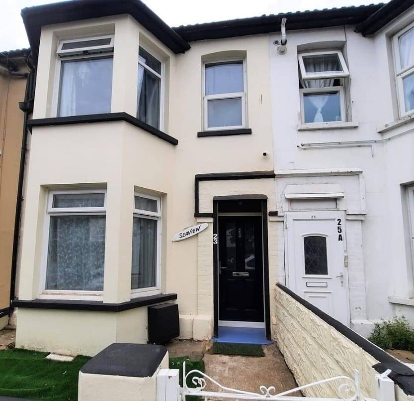 Entire holiday apartment, Apartment Sleeps 4 with Garden in Clacton-on-Sea, Essex