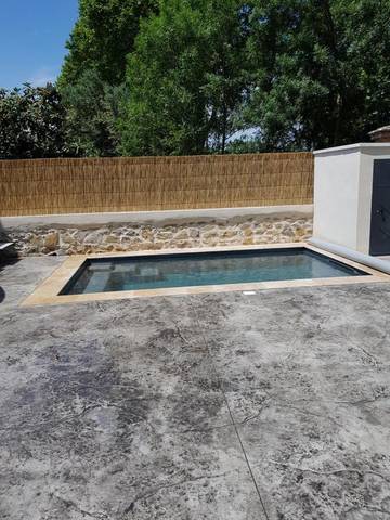 Gîte pour 5 personnes, avec vue ainsi que terrasse et piscine à Le Cailar