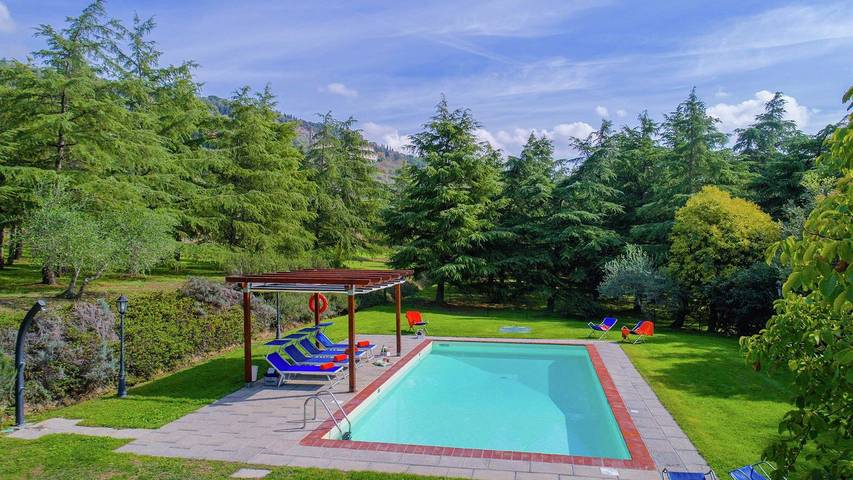 Holiday rental for 17 people, with terrace and pool as well as garden in Cortona
