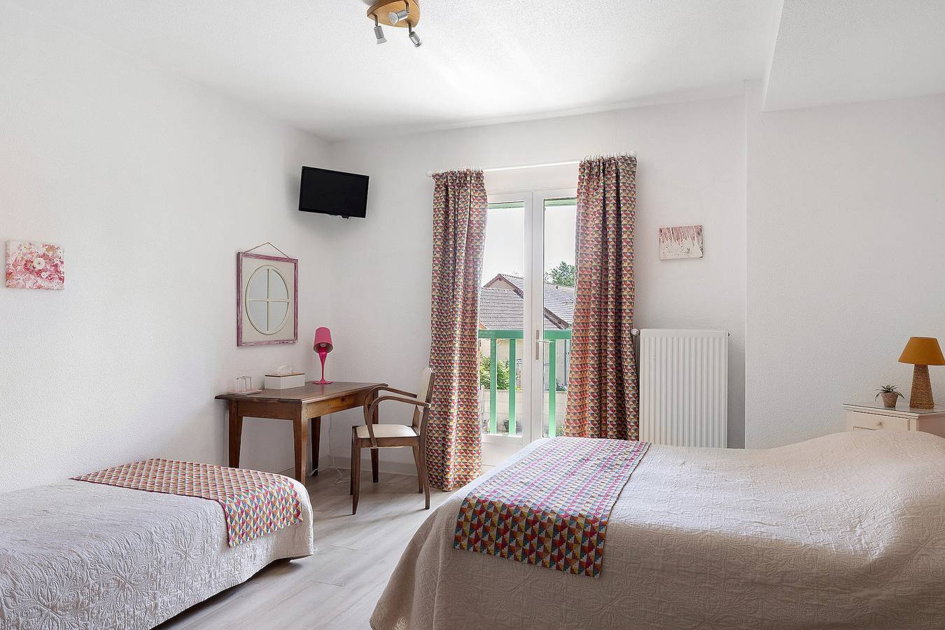 Chambre d’hôtes « Les Malvaux - Chambre Fuchsia » avec piscine, terrasse partagées et Wi-Fi in Huriel, Région de Montluçon