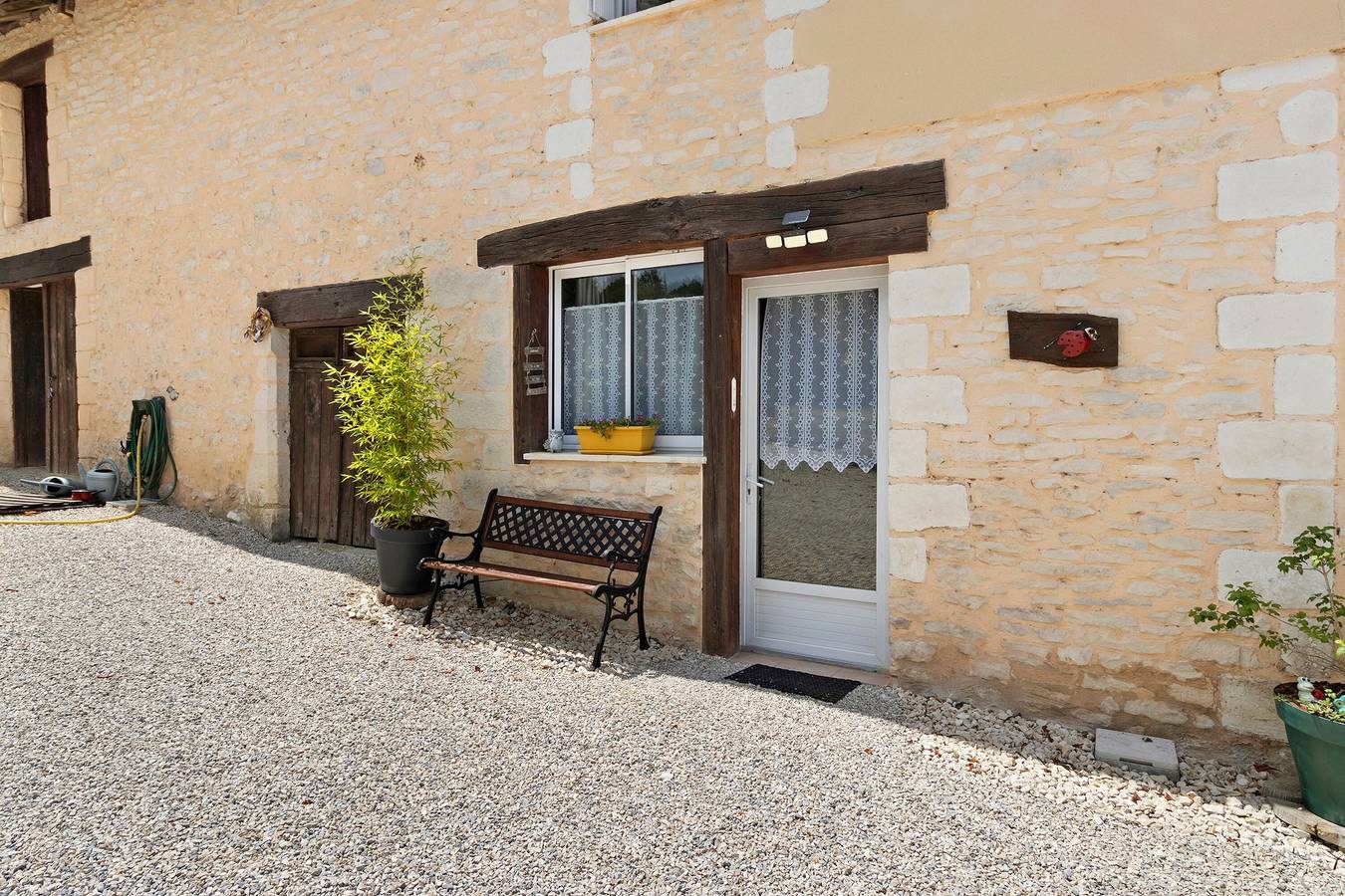 Maison 'Gite Cosy En Pierres Apparentes' avec piscine privée, terrasse privée et jardin partagé in Fossemagne, Périgord Noir