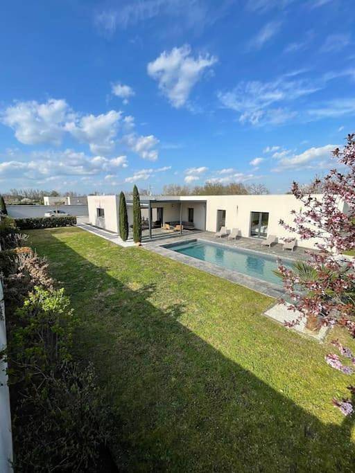 Villa pour 8 personnes, avec Terrasse ainsi que Jardin et Piscine