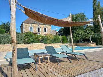 Gîte pour 4 personnes, avec vue ainsi que jardin et piscine, animaux acceptés à Sauveterre-la-Lémance