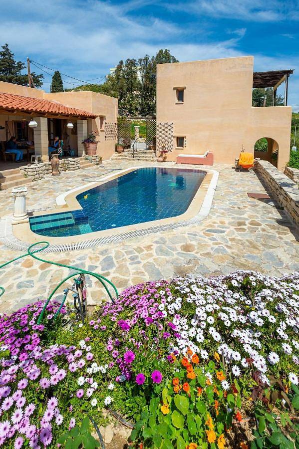 Ferienwohnung für 2 Personen, mit Balkon und Terrasse sowie Garten und Pool