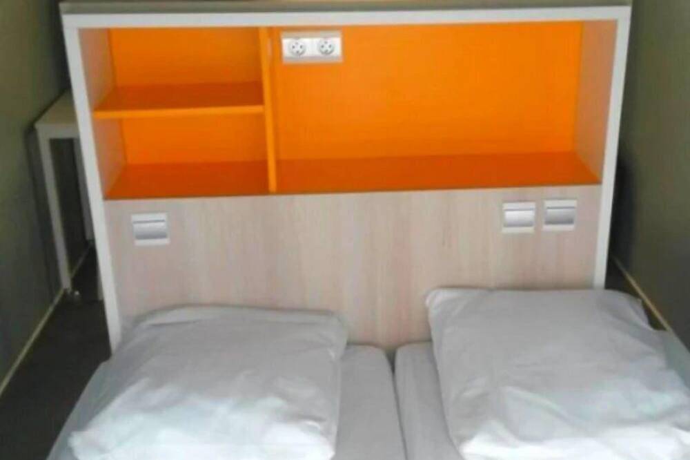 Zecamping 3* piscine chauffée pet friendly sauna roulotte 11m2 2 pers in Huelgoat, Châteaulin und Umgebung