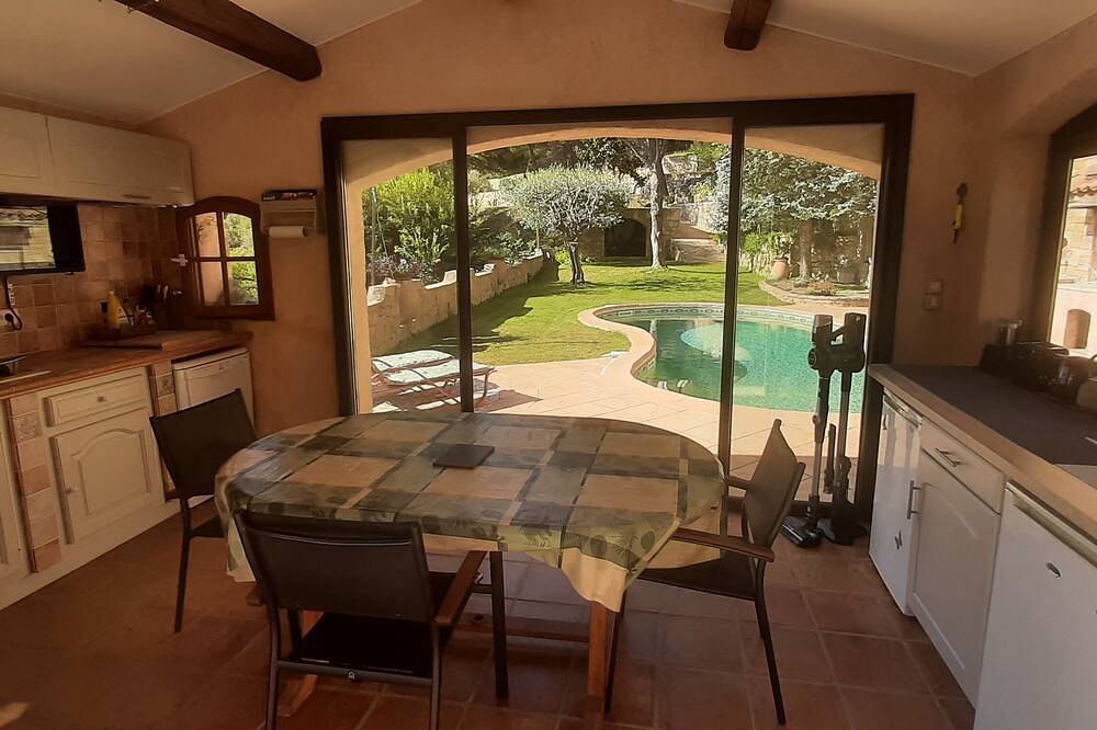 Planta baja, piscina, casa de la piscina, jardín, cerca de las playas - capacidad para 3 personas in Tolón, Region de Toulon