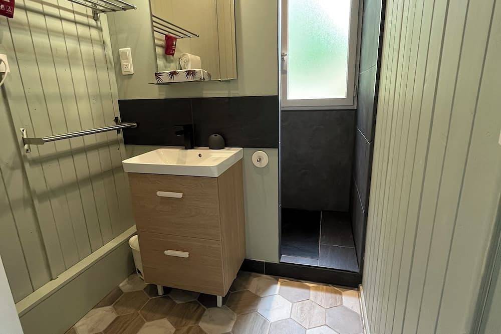 Chalet Canadien en bord d'étang in Saint-Laurent-des-Hommes, Périgord Blanc