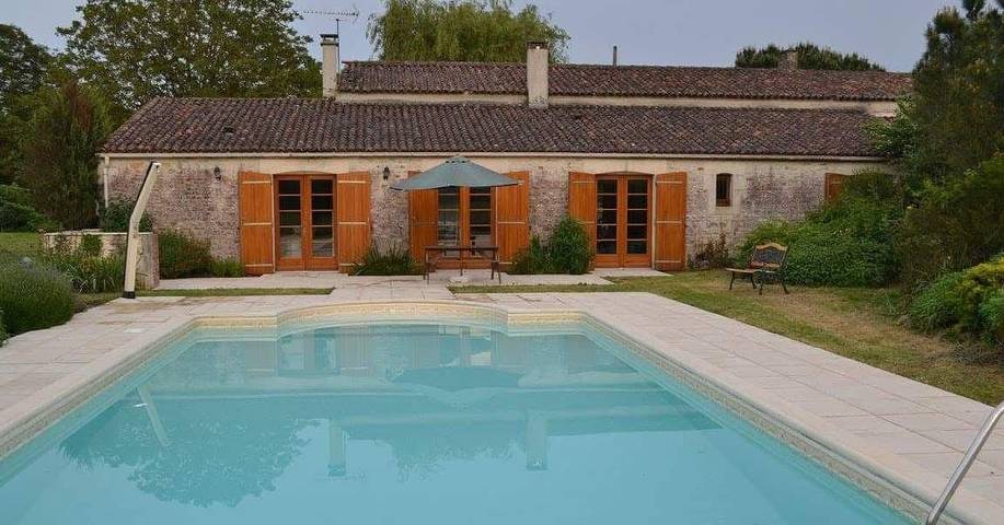 Location de vacances pour 16 personnes, avec Terrasse ainsi que Jardin et Piscine à Saint-André-de-Lidon