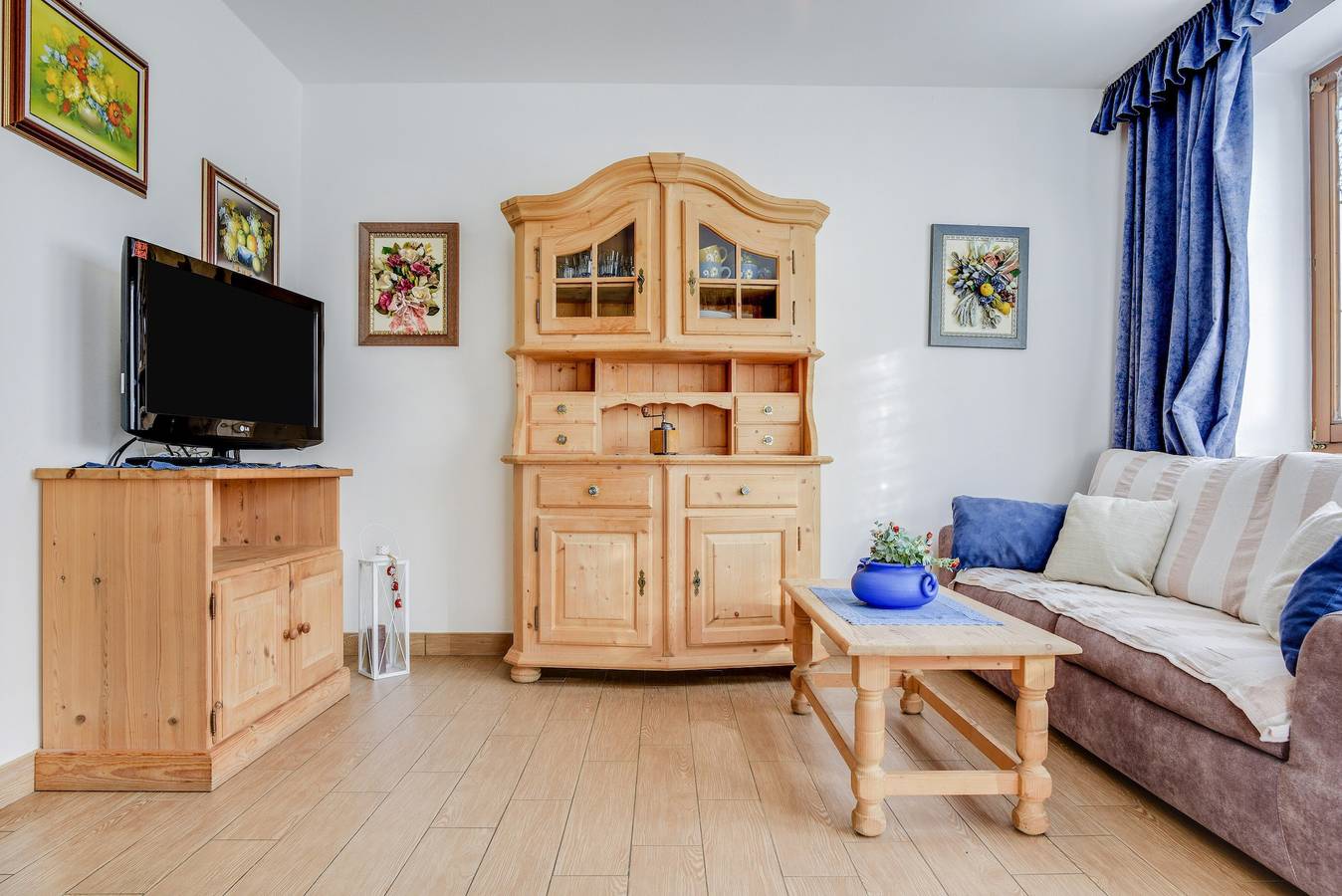 Entire apartment, Charming Apartment “Villetta Crepaz” with Mountain View, Balcony, Terrace & Garden in Canazei, Dolomiti Superski