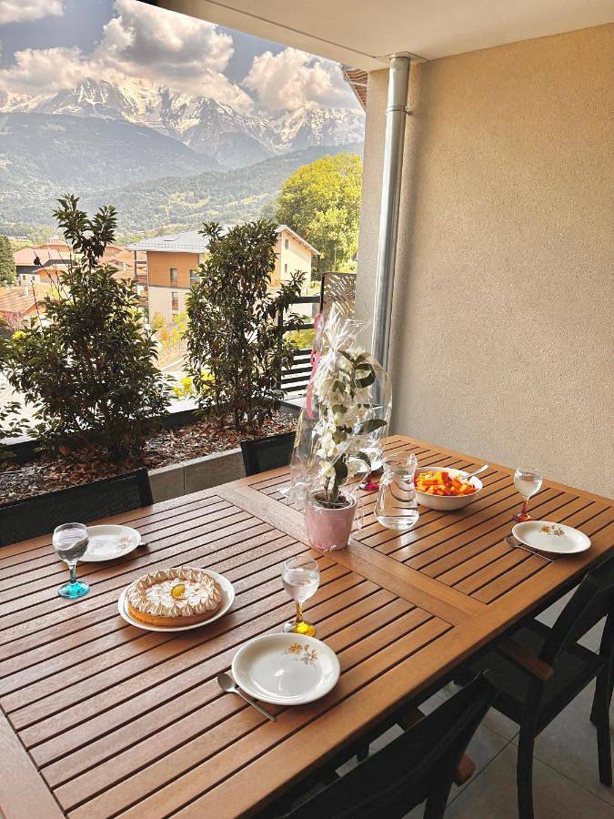 Appartement entier, Appartement panorama Mont-Blanc - 2 personnes - grande terrasse, wifi, parking réservé, cuisine équipée in Domancy, Pays du Mont-Blanc