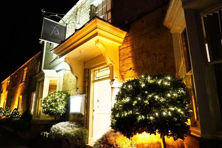 Holiday rental for 2 people, with pool and garden as well as hot tub in Helmsley