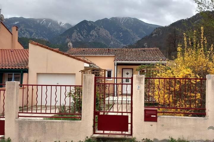 Ferienhaus für 4 Personen, mit Balkon und Whirlpool sowie Garten und Pool