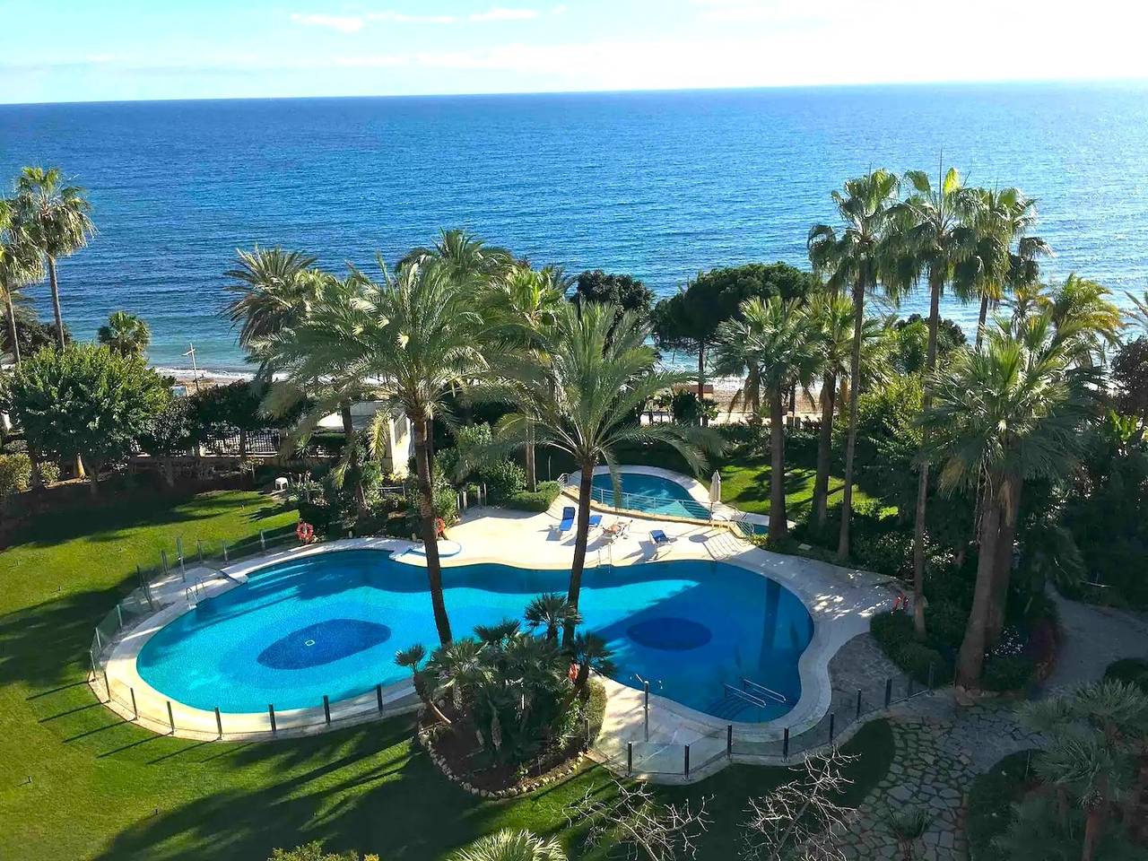 Apartamento entero, Apartamento Deluxe 'Gran Marbella' con vistas a la montaña, Wi-Fi y aire acondicionado in Playa de la Fontanilla, Marbella
