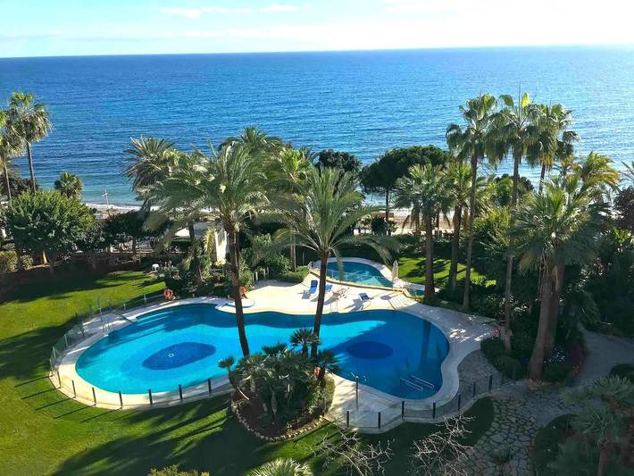 Apartamento entero, Apartamento Deluxe 'Gran Marbella' con vistas a la montaña, Wi-Fi y aire acondicionado in Playa de la Fontanilla, Marbella