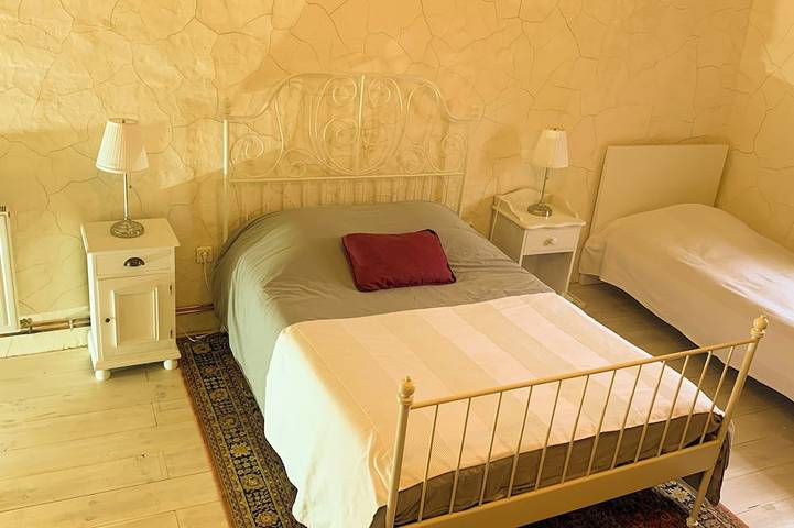 Location de vacances pour 4 personnes, avec jardin ainsi que terrasse et piscine, animaux acceptés dans Terres-de-Haute-Charente - 3