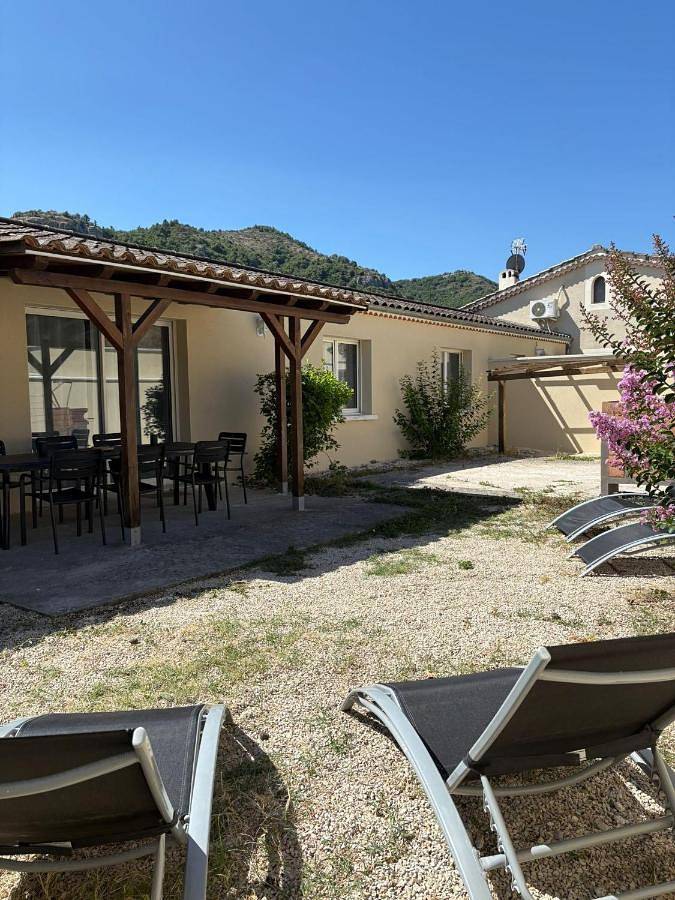 Location de vacances pour 8 personnes, avec Terrasse ainsi que Jardin et Vue dans Saint-Julien-en-Saint-Alban