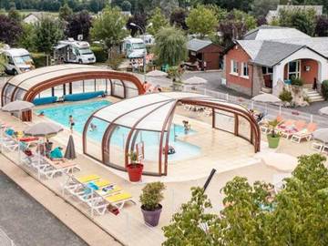 Mobil home pour 4 personnes, avec sauna ainsi que jacuzzi et bassin pour enfant à Sévérac-le-Château