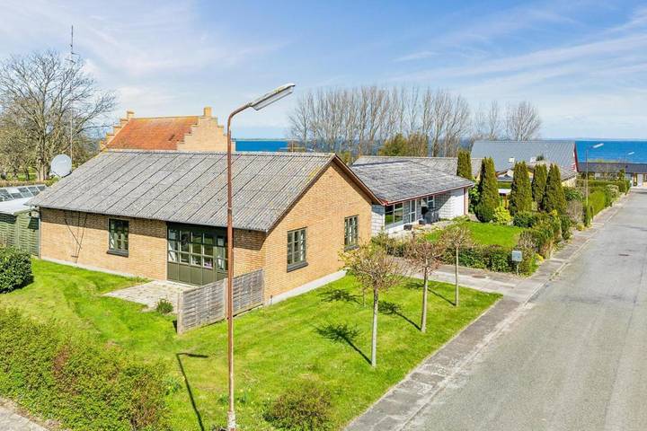 Ferieudlejning for 6 personer, med Terrasse og Have i Marstal