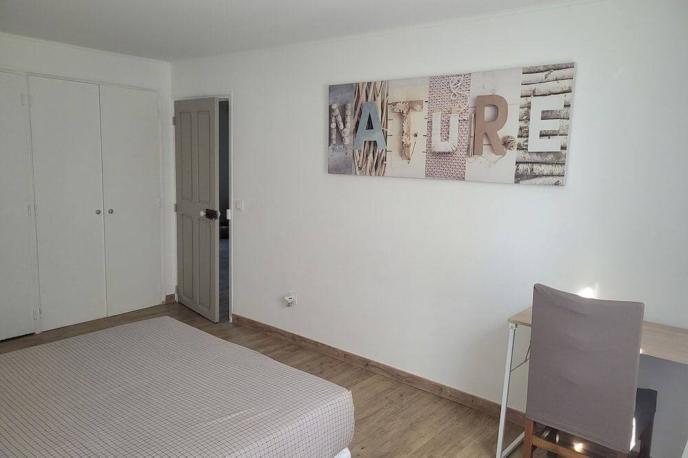 Guest Room 'Chambre D'hôtes Nature' with Shared Terrace, Wi-Fi and Air Conditioning in Cabannes, Arles region