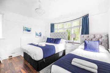 Holiday Home for 26 People in Boscombe, Bournemouth, Photo 3