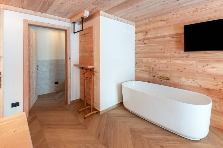 Noah Suites Dolly Room with Mountain View, Private Terrace, and Wi-Fi in Vigo di Fassa, San Giovanni di Fassa