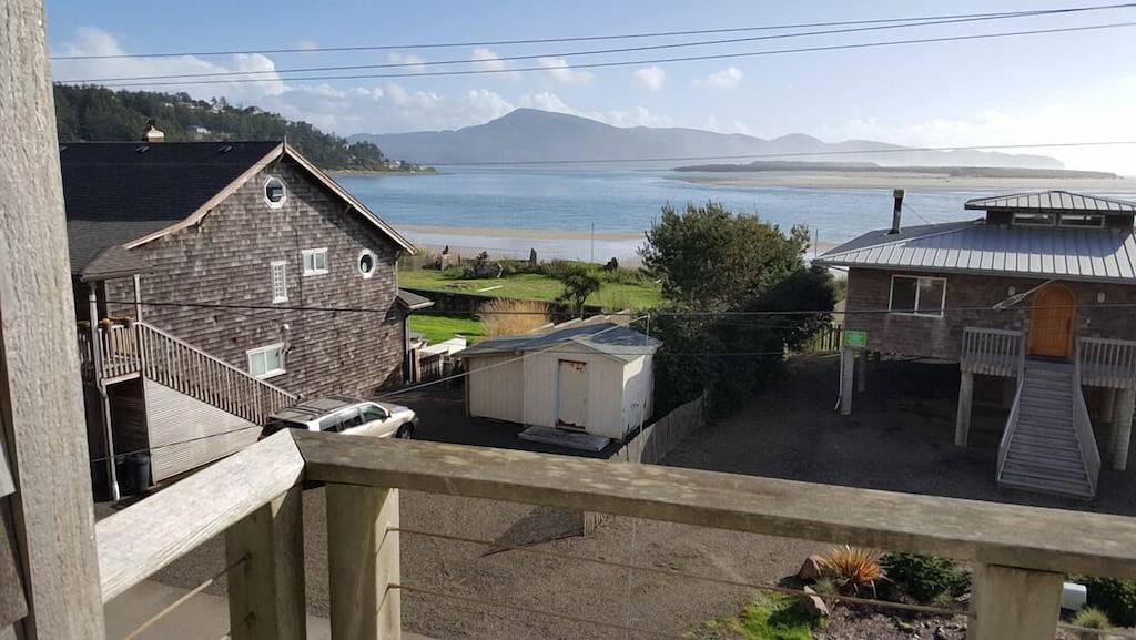 Direkt gegenüber vom Bucht und das Meer und nur wenige Schritte vom Strand entfernt! in Netarts, Tillamook County