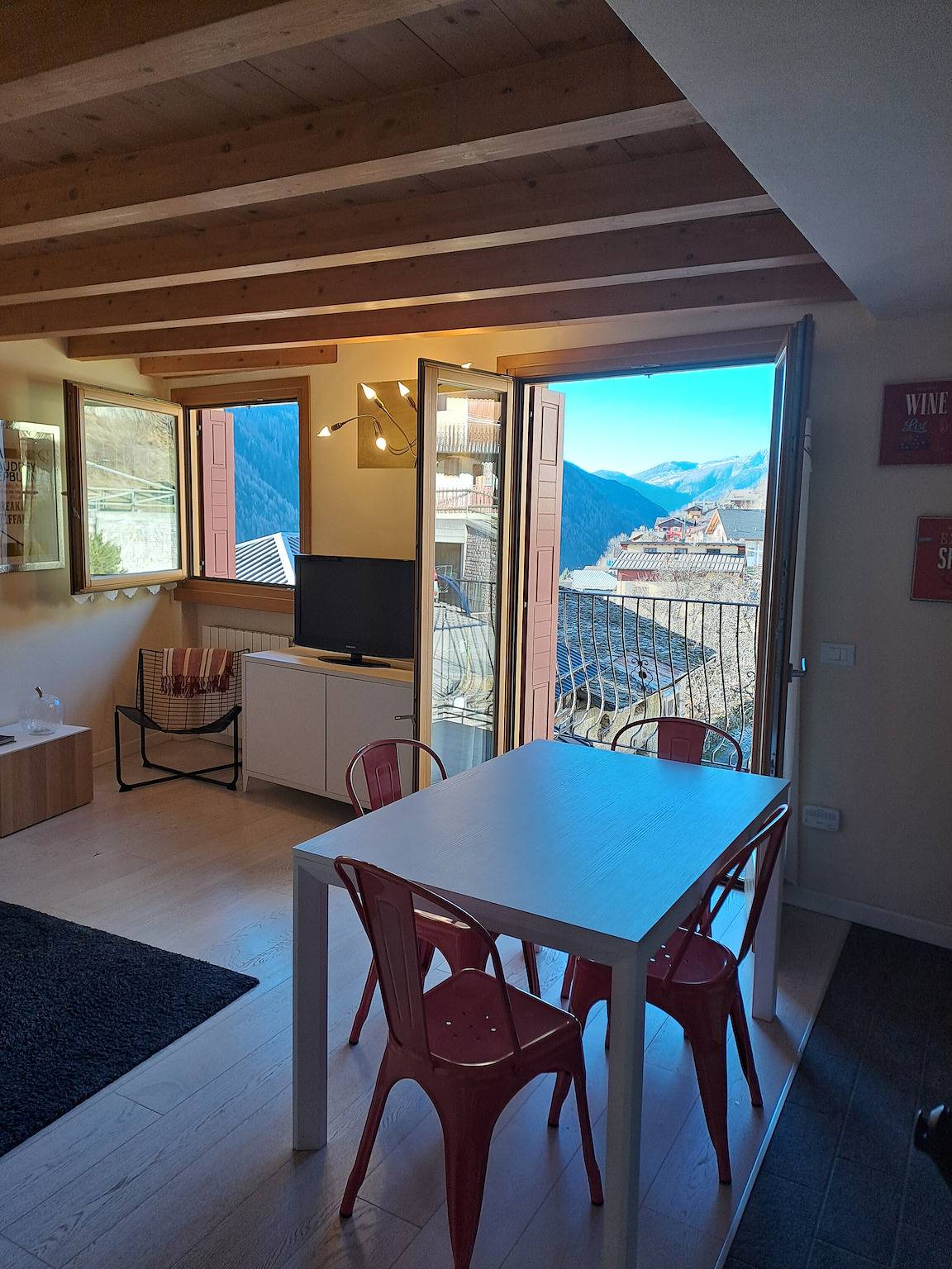 Appartamento intero, Appartamento 'La Casa Di Allegra' con vista sulle montagne e balcone in Vione (villaggio), Vione