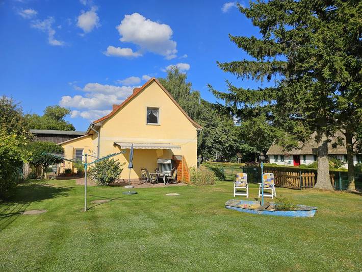 Ferienwohnung für 5 Personen, mit Terrasse und Garten sowie Seeblick in Dargen