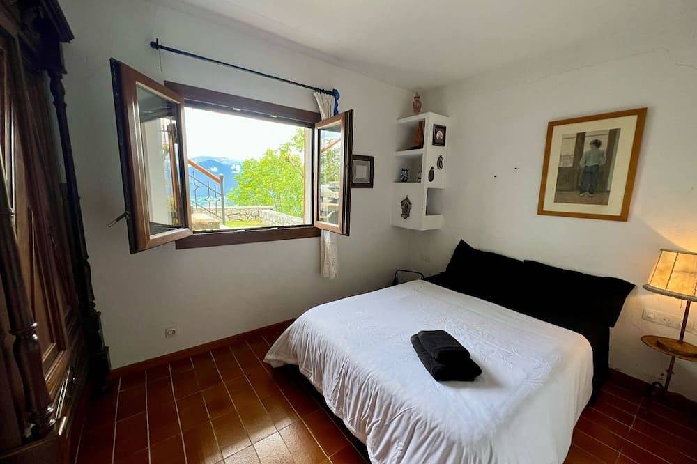 House overlooking the Cadí-Moixeró massif, traditional from the 70s with magical in Lles de Cerdanya, Catalan Pyrenees