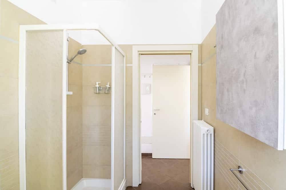 Ganze Wohnung, Guesthost - 100 meters from the sea and 2 km from the fair, our apartment is located on the second and last floor of a building with a lift (Not suitable for disabled people). There are two steps at the entrance.In 45 m2 of space it comfortably accommoda in Rimini, Rimini Provinz