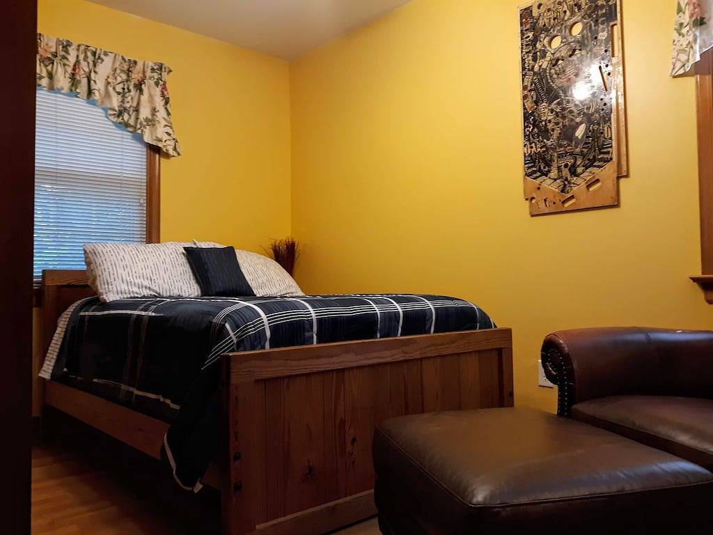 Ein sauberes, sicheres Haus voller Stahlkugeln und Vintage-Spielekonsolen in Dumbarton, Henrico County